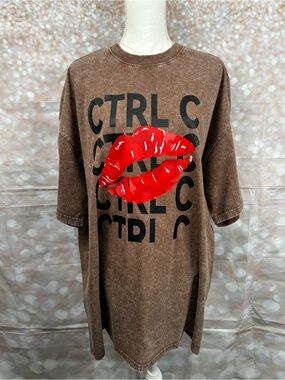 Graphic Brown Tee with Red Lip Print